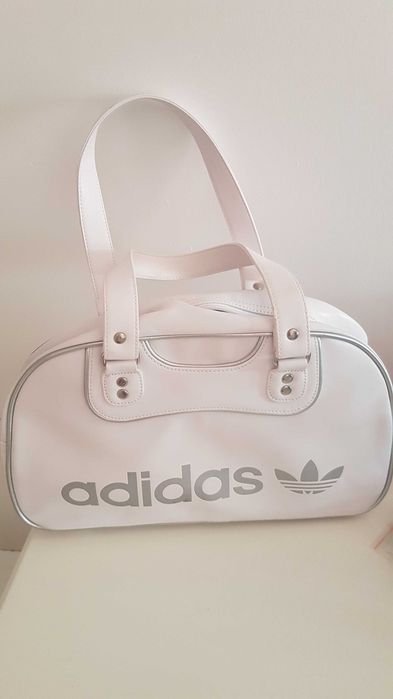 Mala adidas branca, usada muito poucas vezes.