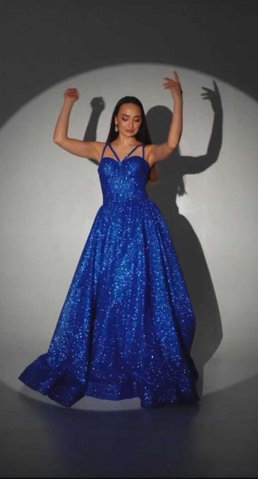 Продам, вечірню сукню з синім мерегкотінням.