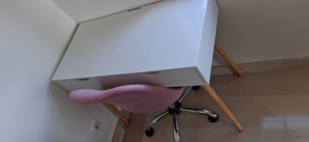 Conjunto de mesa com duas gavetas e cadeira
