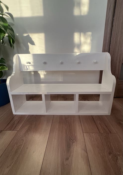 Drewniana półka ścienna z haczykami / biała półka kuchenna / wieszak