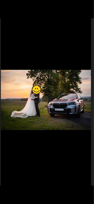 BMW X5 do ślubu z kierowcą – elegancja i komfort w wyjątkowym dniu!