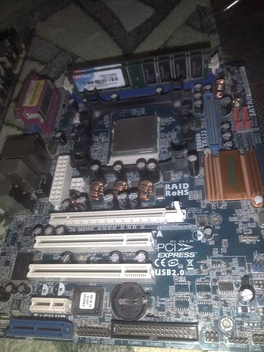 Комплект: мат.плата, процессор, память, охлаждение.