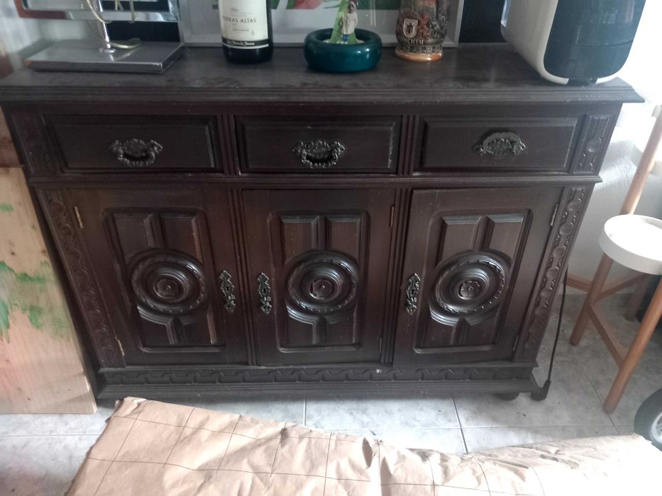 Móvel aparador com 3 portas e gavetas