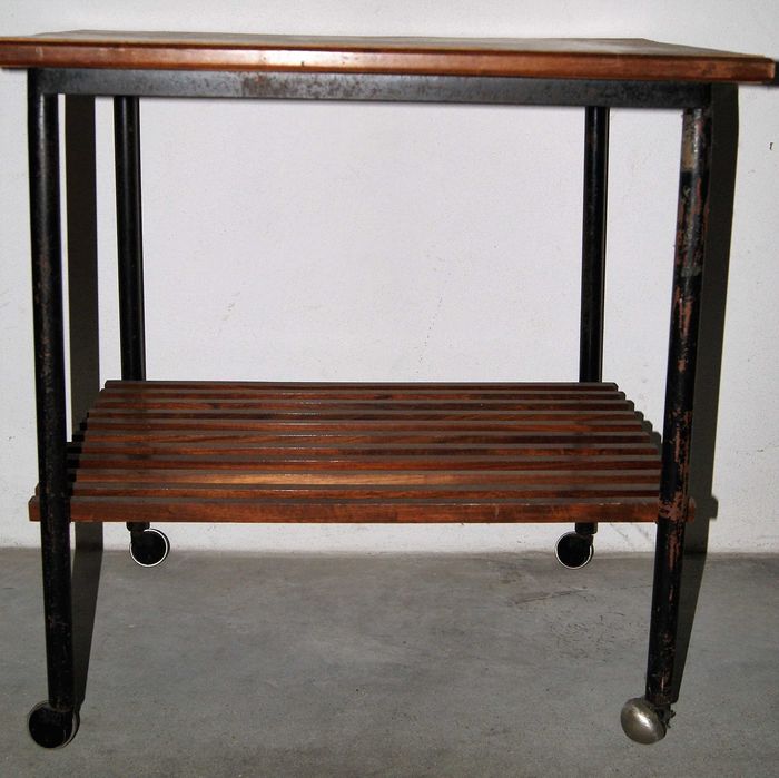 Mesa com rodas antiga