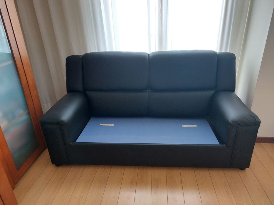 Sofá cama de 2 lugares em preto