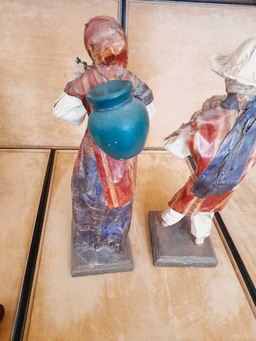 2 figuras em Papel Mache.