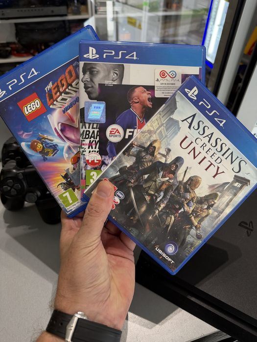 Konsola Playstation 4 Slim CUH-2116B + 2 pady + ładowarka do padów + 3 gry + okablowanie