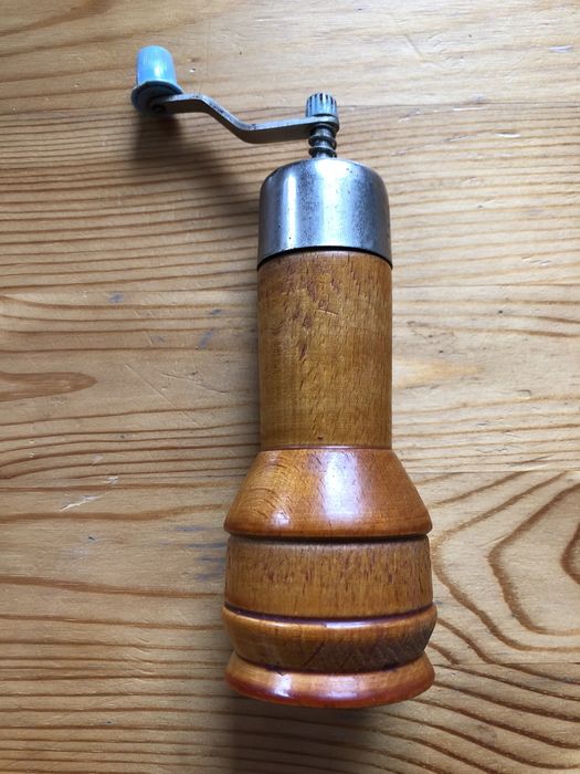 Stary drewniany młynek do przypraw DomGos