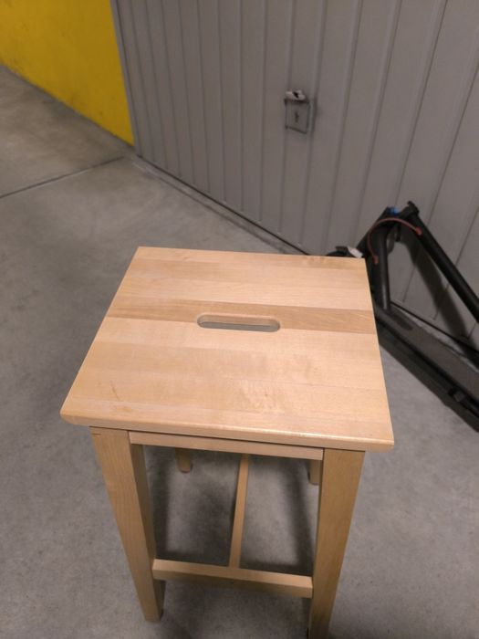 Banco IKEA, de madeira de pinho