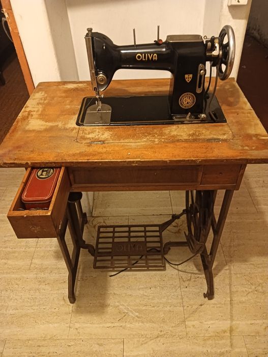 Maquina de costura antiga "oliva"