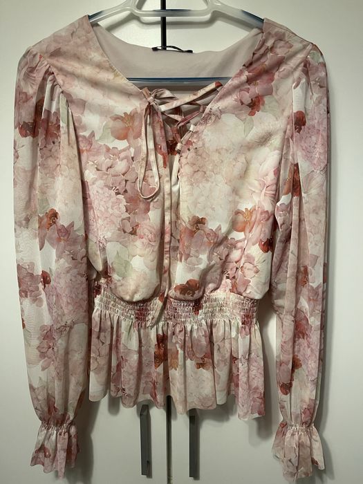 Bluzka boho z baskinką w kwiaty Mohito