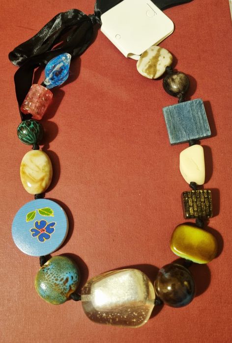 Colar com peças de vários materiais: pedra, acrílico e madeira.