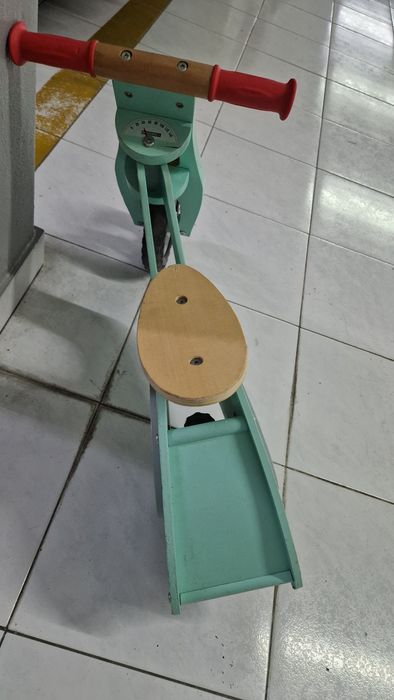 Bocicleta de madeira criança