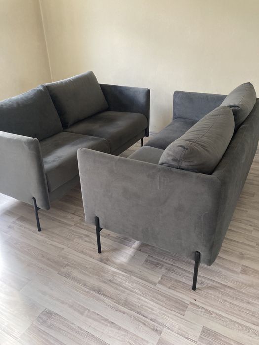 Dwie szare sofy welur j.nowe Kingsley