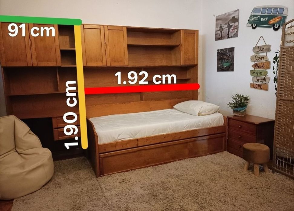 Cama e secretária quarto studio