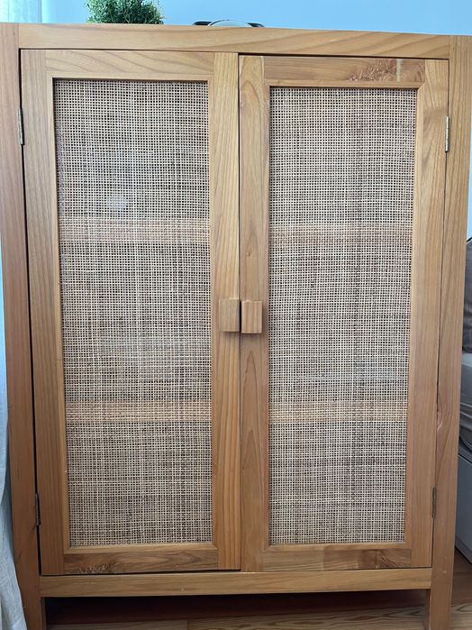 Armário em madeira com portas em rattan – excelente estado