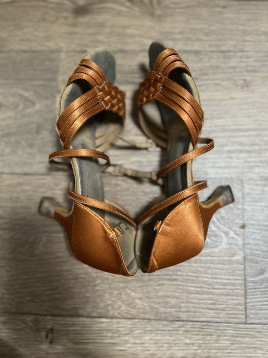 Жіночі туфлі для латино-американської програми