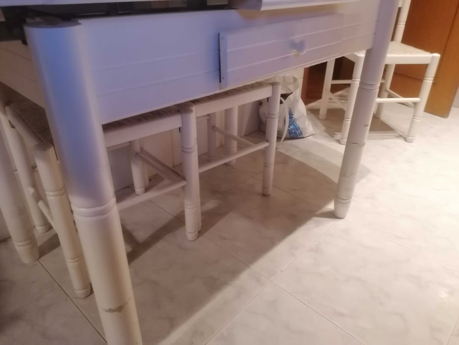 Mesa extensível com três cadeiras