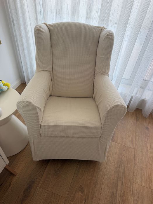 Quarto bebé: berço + cómoda + cadeira amamentação etc
