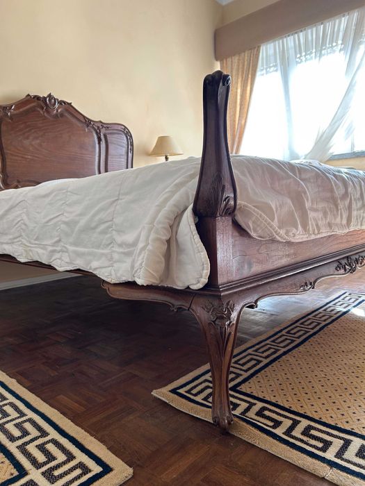 Mobília de quarto  (inclui cama de casal, espelho , cadeira , comoda e roupeiro)
