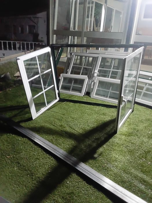 Janelas alumínio branco vidro duplo quadriculado abrir oscilobatentes