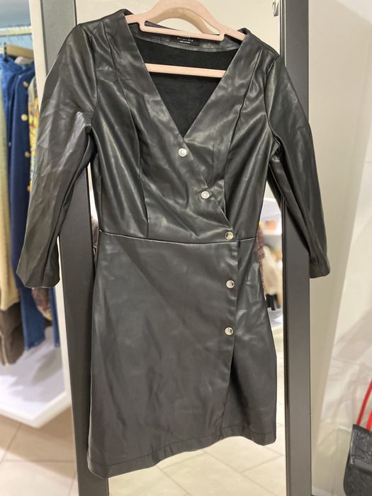 Sukienka czarna eco skora bershka s