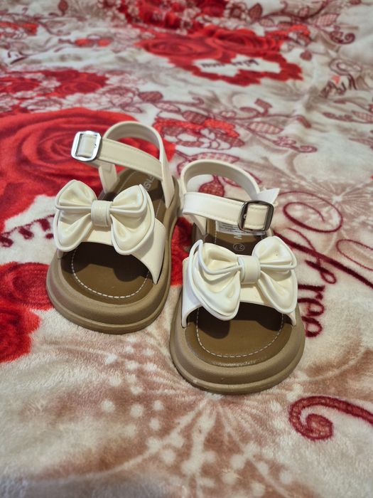 Дівчачі босоніжки