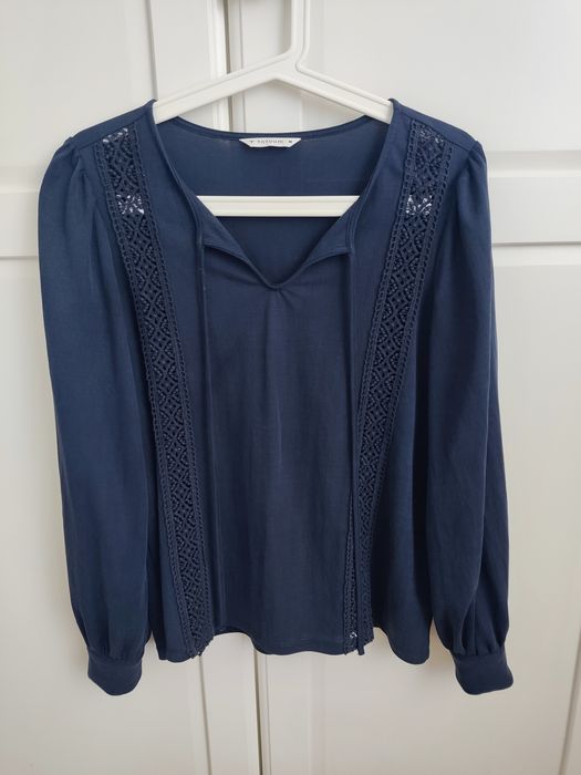 Tatuum elegancka granatowa bluzka z bufiastymi rękawami 38