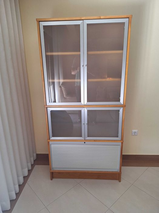 Estante Alta em Madeira com Portas em Vidro Fosco – Espaçosa e Moderna