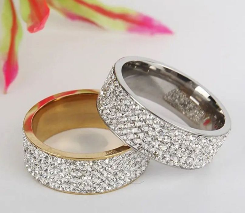 Серебристое красивое кольцо на подарок