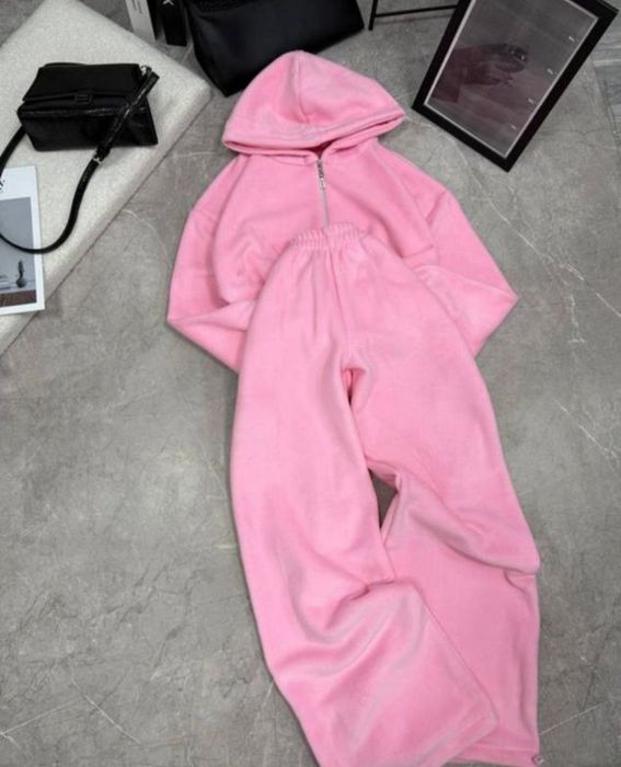 Жіночий спортивний костюм