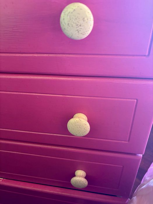 Comoda rosa com puxadores em ceramica