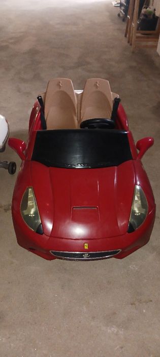 Carro ferrari dois lugares a bateria para crianca