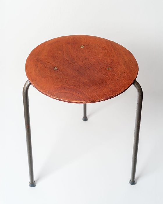 Taboret na trzech nogach! Wykonany w Danii.