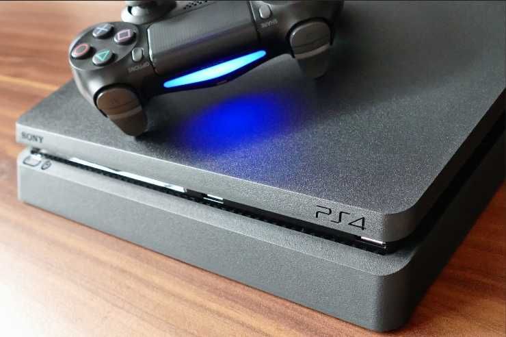 Playstation 4 Slim otimo para jogos com 3 jogos de CD como FIFA20