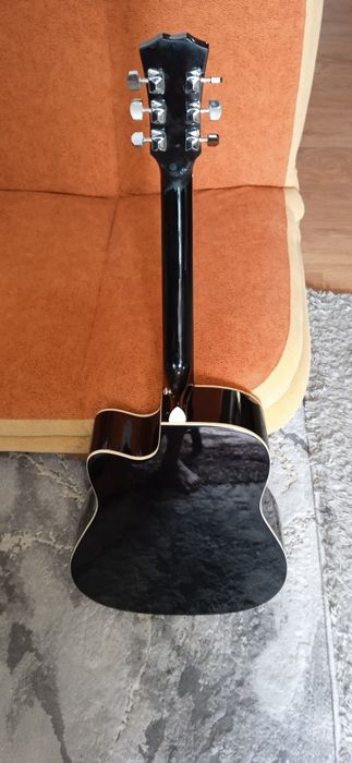 Gitara akustyczna 6-srtunowa .