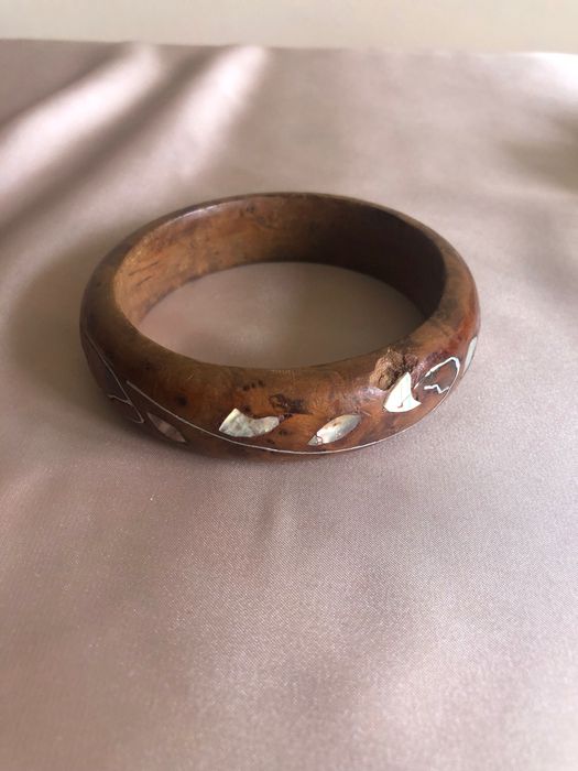 Pulseira muito antiga em madeira com madre pérola