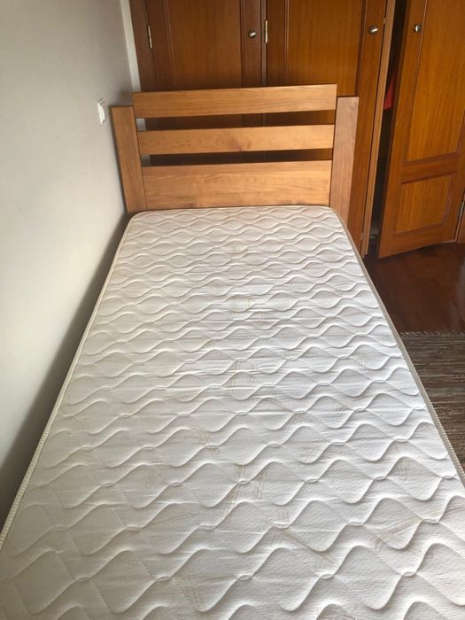 Cama de solteiro dupla com 2 colchoes e mesinha de cabeceira