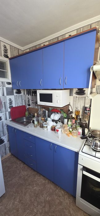 Кухонний гарнітур волошковий  зі столом, мойкою, сушарках