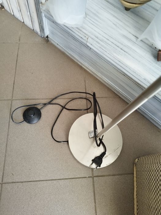 Lampa podłogowa srebrna.