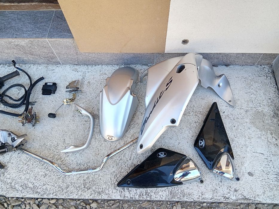 Suzuki Bandit 600 czasza silnik licznik lagi koło tarczę kolektor