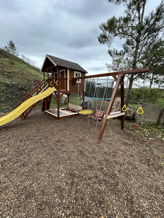 Дитячий майданчик гірка пісочниця гойдалки скелелаз гімнастичні кільця