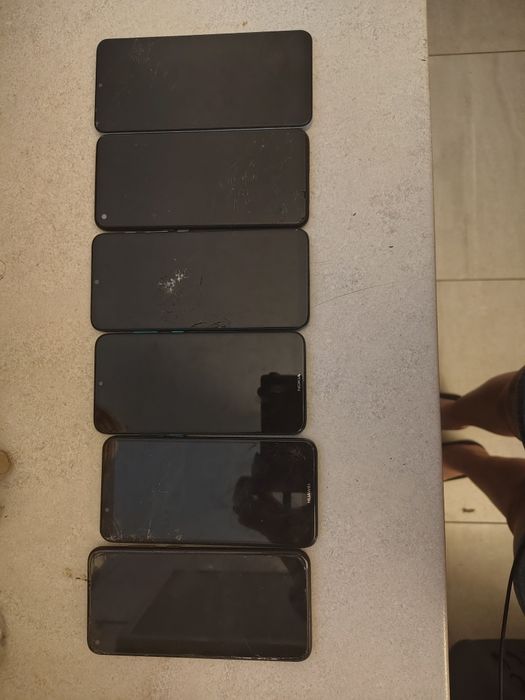 Sprzedam 6 telefonów uszkodzone wyswietlacze