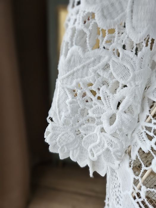 Biała koronkowa sukienka damska – letnia elegancja Made in Italy S/