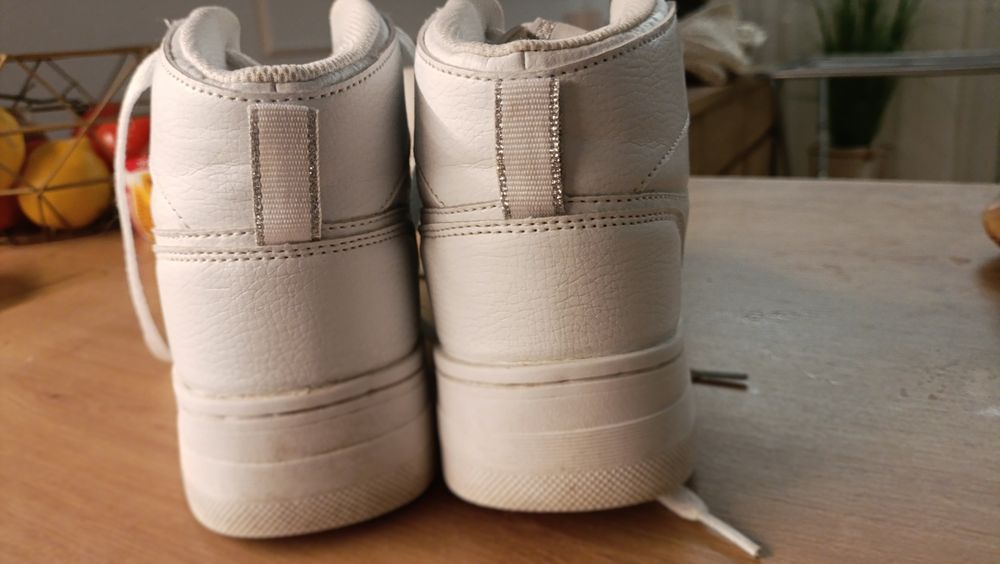Białe sneakersy 38