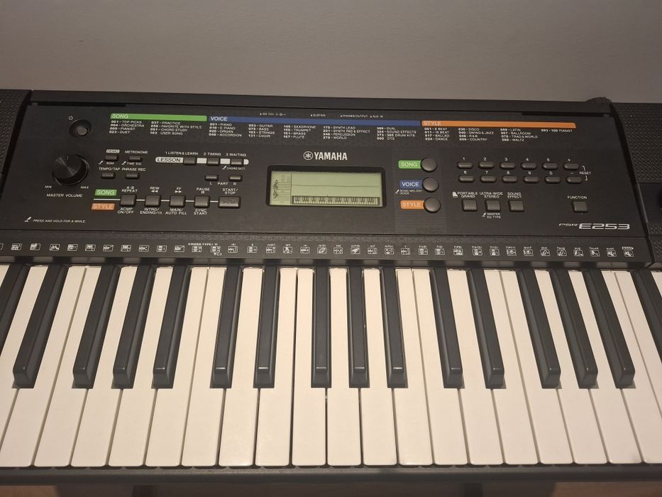Teclado Yamaha PSR-E253 + Suporte