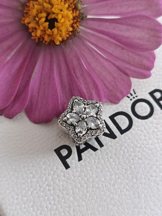 Charms pave śnieżynka