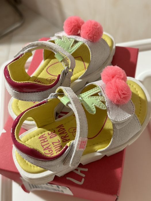 Vendo sandálias menina