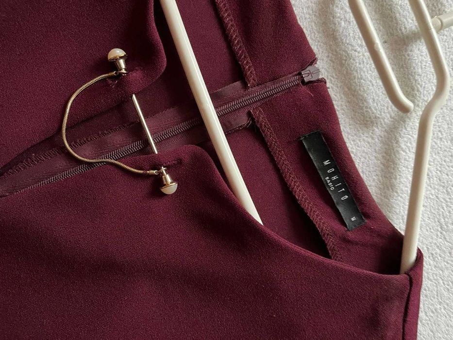 Bordowa elegancka sukienka z ozdobnym dekoltem