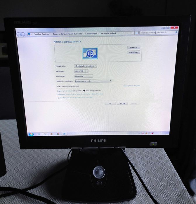 Monitor Philips 15" com colunas integradas na base
